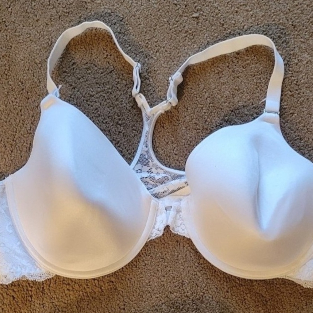 Maidenform White T-Shirt Bra with Underwire and Adjustable Straps